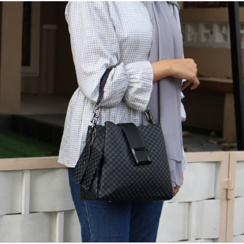 Tas Selempang Hitam Polos dengan Rantai Tas Murah