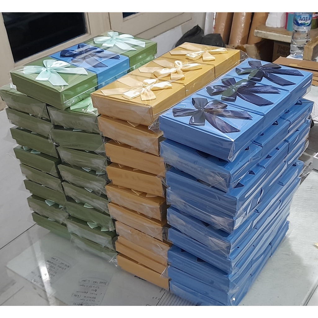 

GiftBoxKotakAntamMiniGold7x10x3Cm