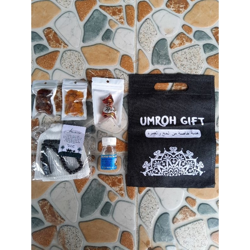 

SOUVENIR PAKET OLEH OLEH UMROH AIR ZAM ZAM COKELAT ARAB KURMA KISMIS PECI RAJUT TASBIH TAS OLEH OLEH