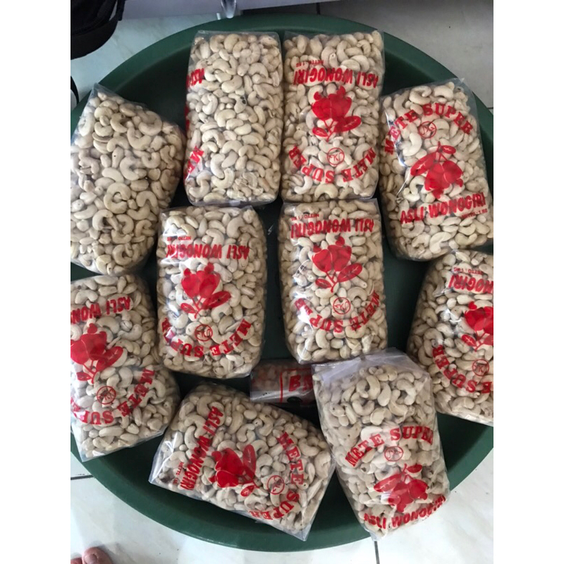 

Kacang Mete Super Utuh Mentah 1Kg