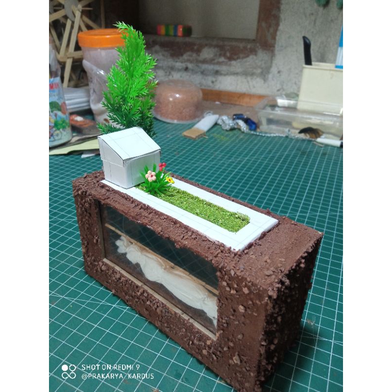 

makam diorama kardus + lampu