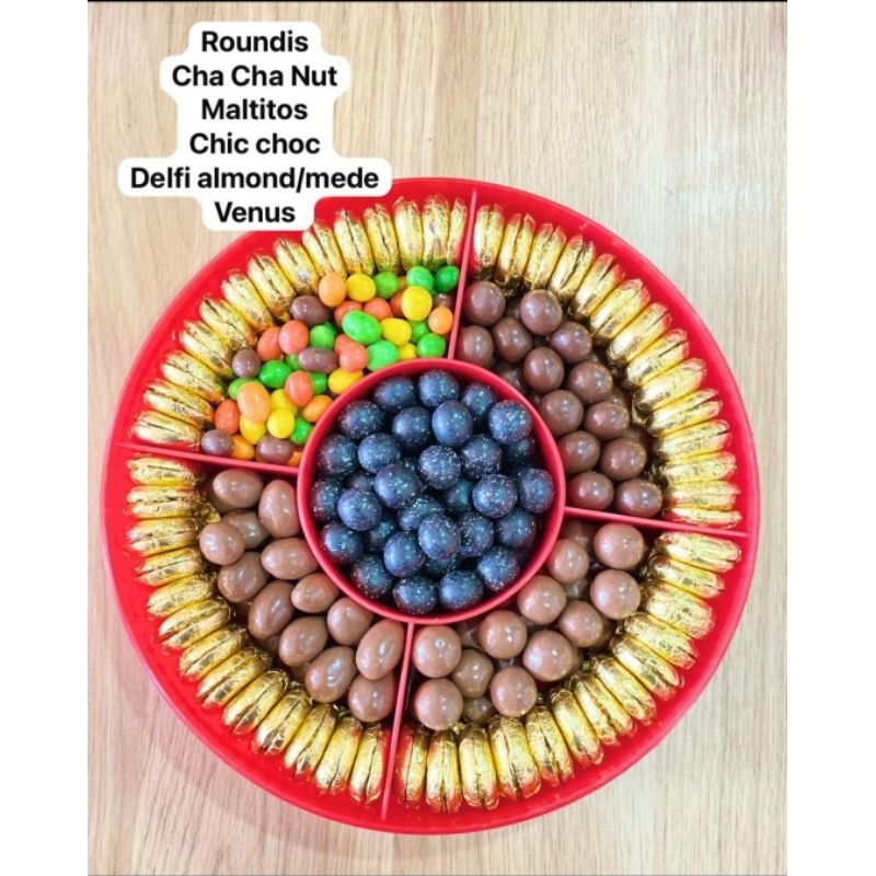 

Paket Cokelat Delfie Toples Bulat Sekat 5 berat 1kg Parsel Hampers/Coklat Lebaran