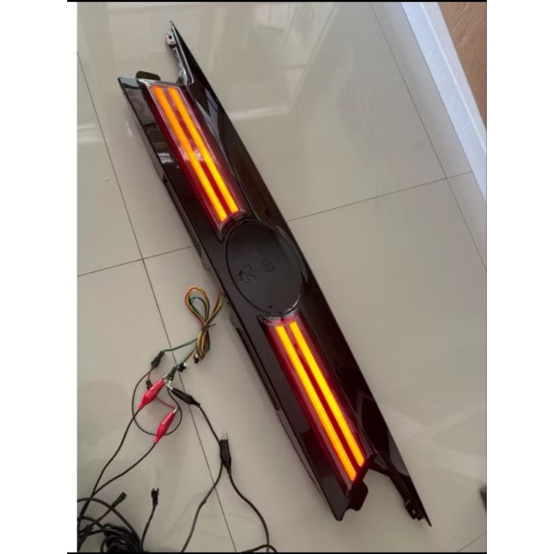 Trunklit tengah INNOVA REBORN Model BMW Smoke Merk VLAND