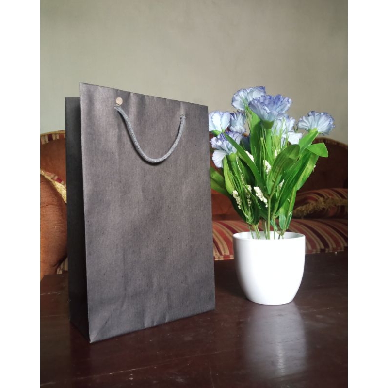 

Paperbag polos warna hitam ukuran 15cmx8cmx25cm paperbag hitam polos/tas kertas hitam/ tas souvenir/paperbag murah polos/paperbag hitam