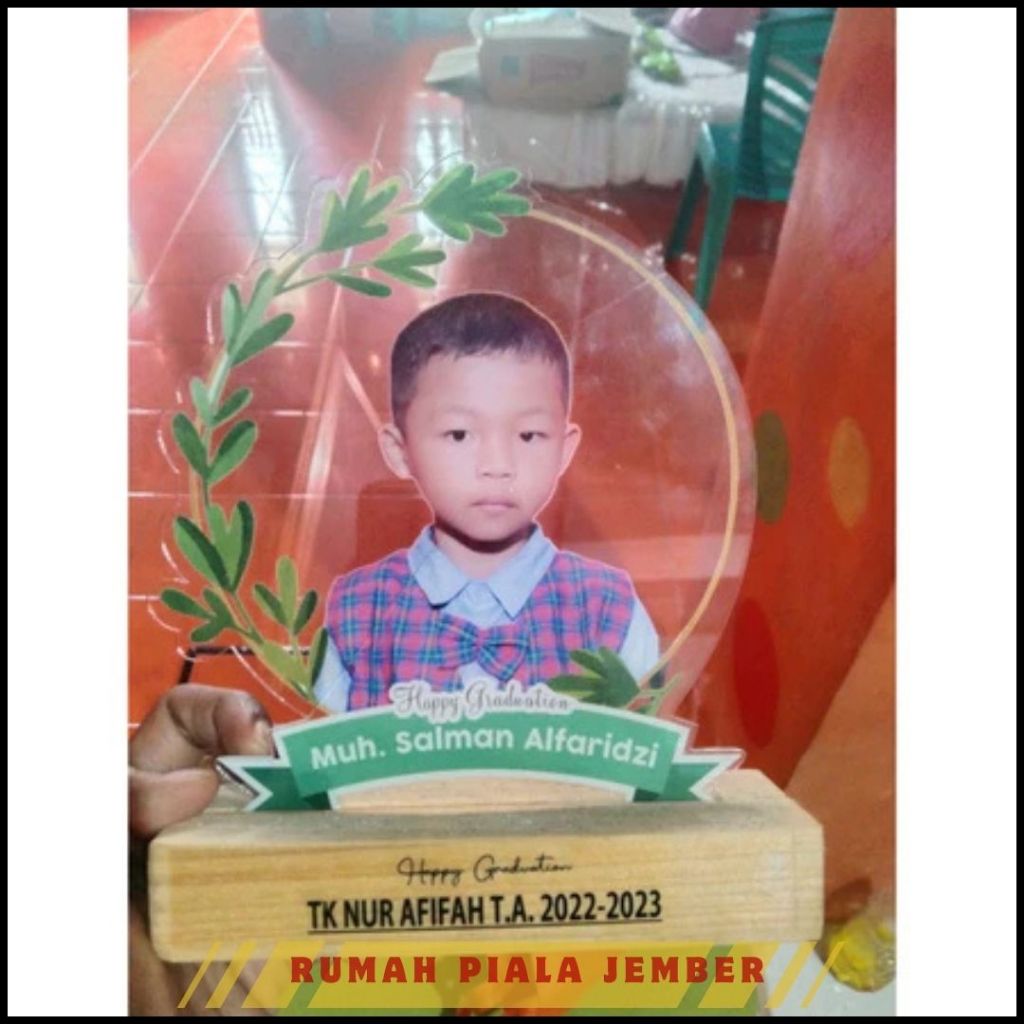 Plakat Akrilik Wisuda Foto Anak Tatakan Kayu Custom