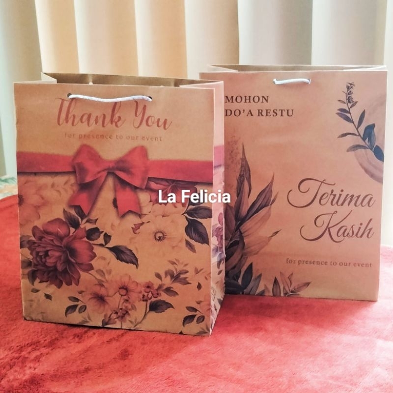 

La Felicia Paper Bag 20x10x25cm Motif Tas Souvenir Pernikahan Bahan Kraft Tas Kertas
