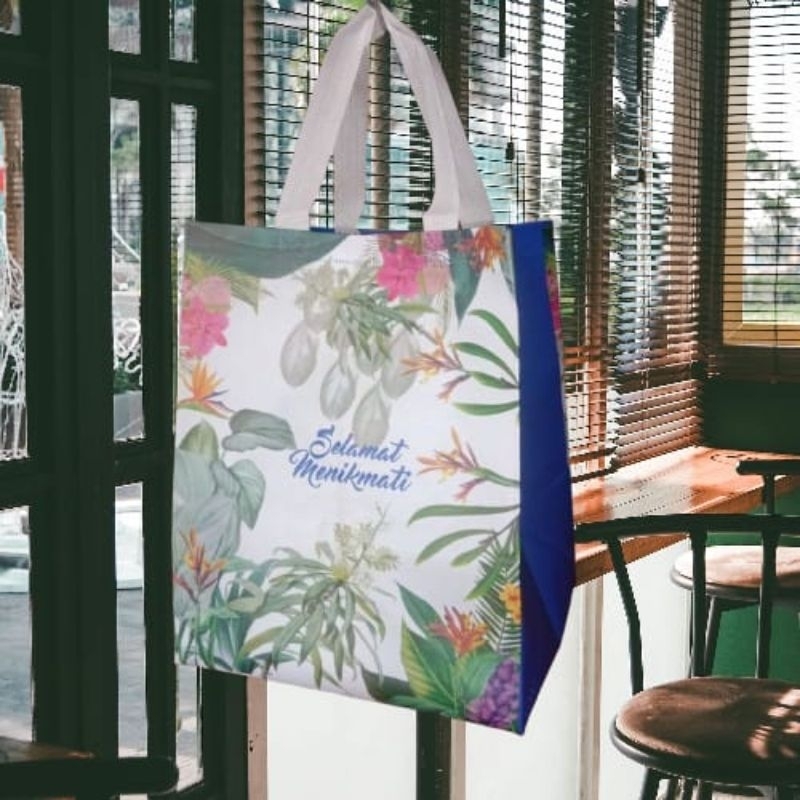 

Tas hajatan laminasi isi 12 pcs ukuran 22 x 22 tinggi 30 cm /tas hajatan/tas kado/tas souvenir/goodie bag
