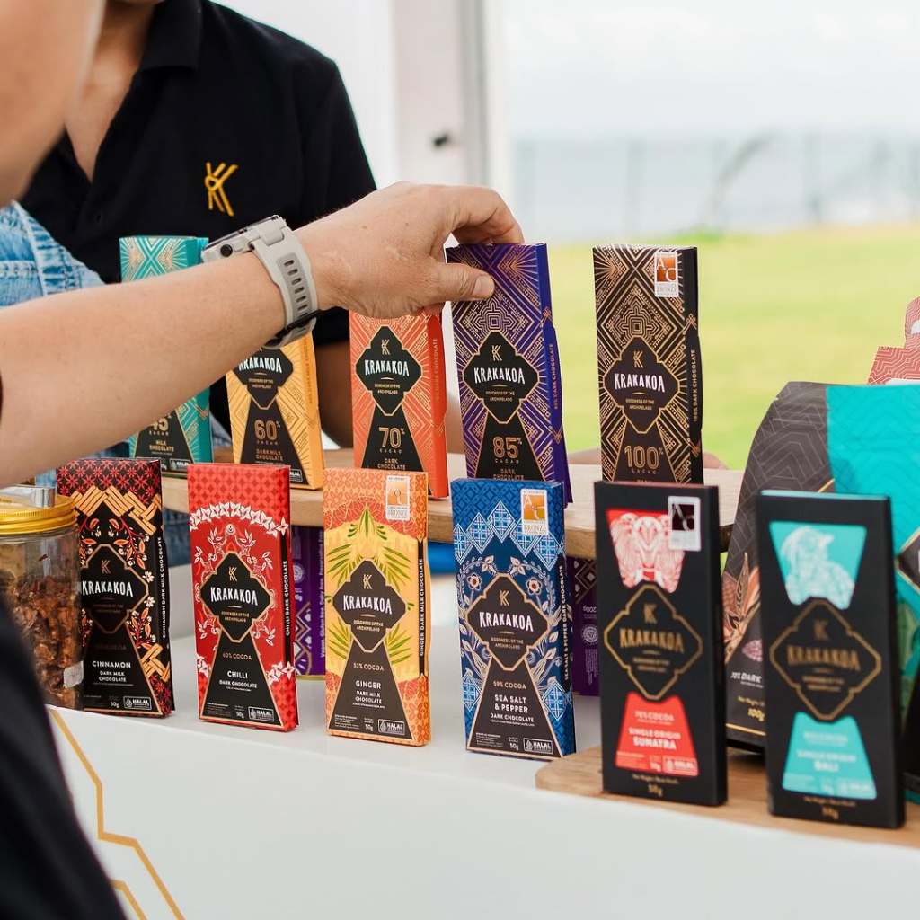 

Coklat Lokal Premium Krakakoa Chocolate Bar 50 Gr Single Origin ( 70% Sumatra Sedayu, 85% Bali Pulukan ), Dark Choco ( 70%, 85%, 100%, 60% Chilli, 59% Sea Salt & Pepper ), Dark Milk ( 60%, 52% Ginger, 53% Cinnamon ), Milk Choco ( 45%, 40% Creamy Coffee )