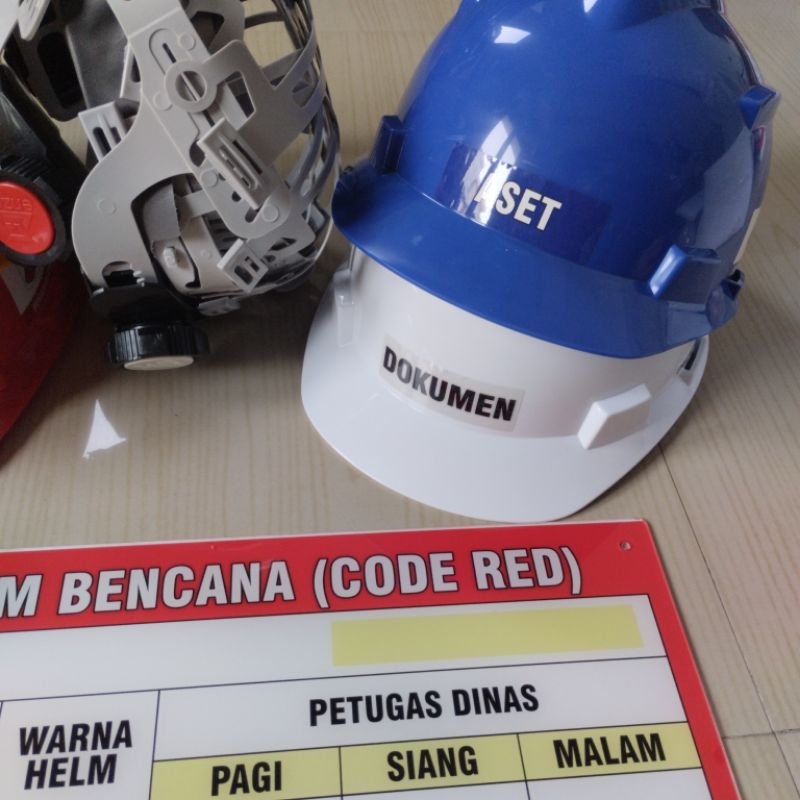 Papan akrilik Code Red dan set helm keselamatan bencana code red.