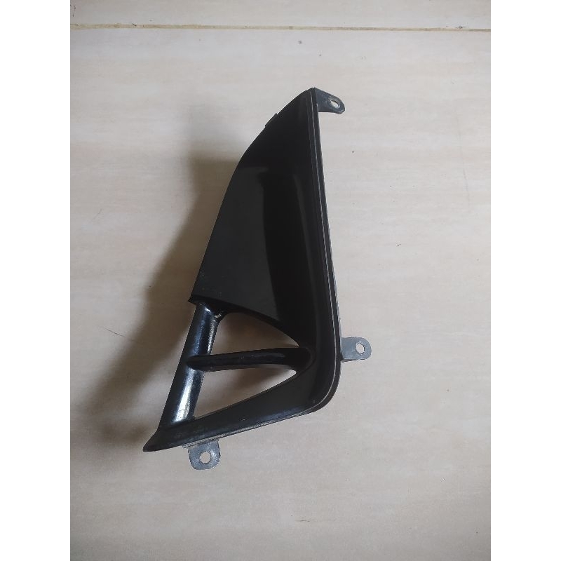 Cover sirip sayap dalam Honda Supra X125 Batman2008-2012 warna hitam original sebelah kanan