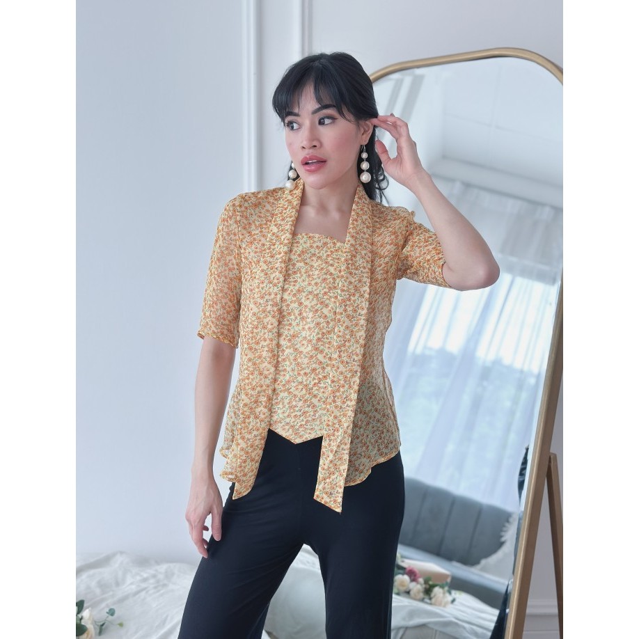 Karisma Kembangan Kuning Kebaya