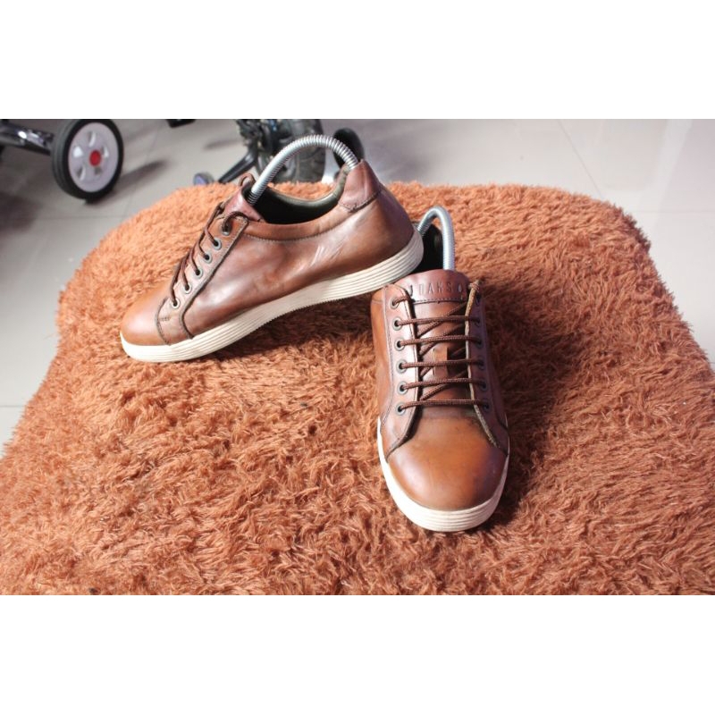 Sepatu sneakers brand london " DAKS" Upper kulit tapak kokoh. Size 40 insole 250
