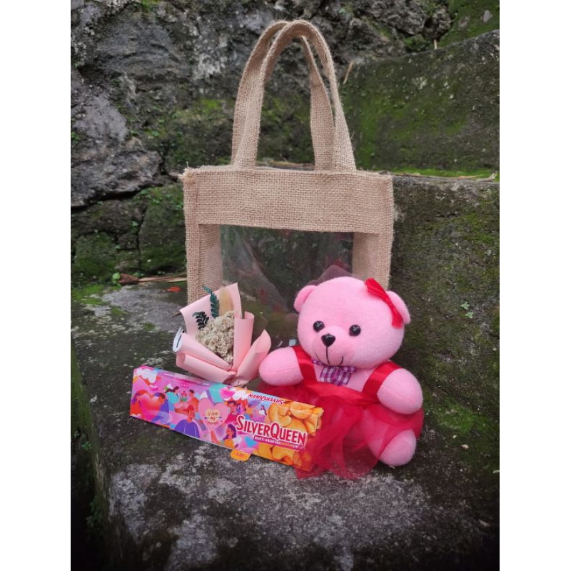 

HAMPERS BAG SPESIAL VALENTINE EDITION BONEKA COKLAT SILVERQUEENHADIAH VALENTINE MINALIS