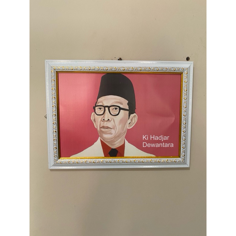 hiasan dinding cetak poster ki hajar Dewantara plus bingkai uk 35x26cm