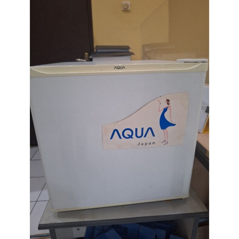 SOLD OUT Kulkas mini portable merk aqua jual cepat