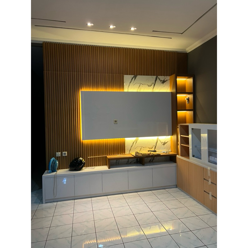 backdrop tv minimalist dengan campuran wpc