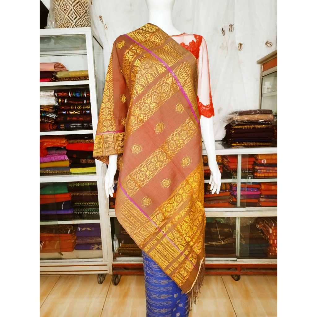 UIS NIPES WARNA DASAR TERAKOTA DENGAN KOMBINASI MERAH DAN HIJAU DIDALAMNYA