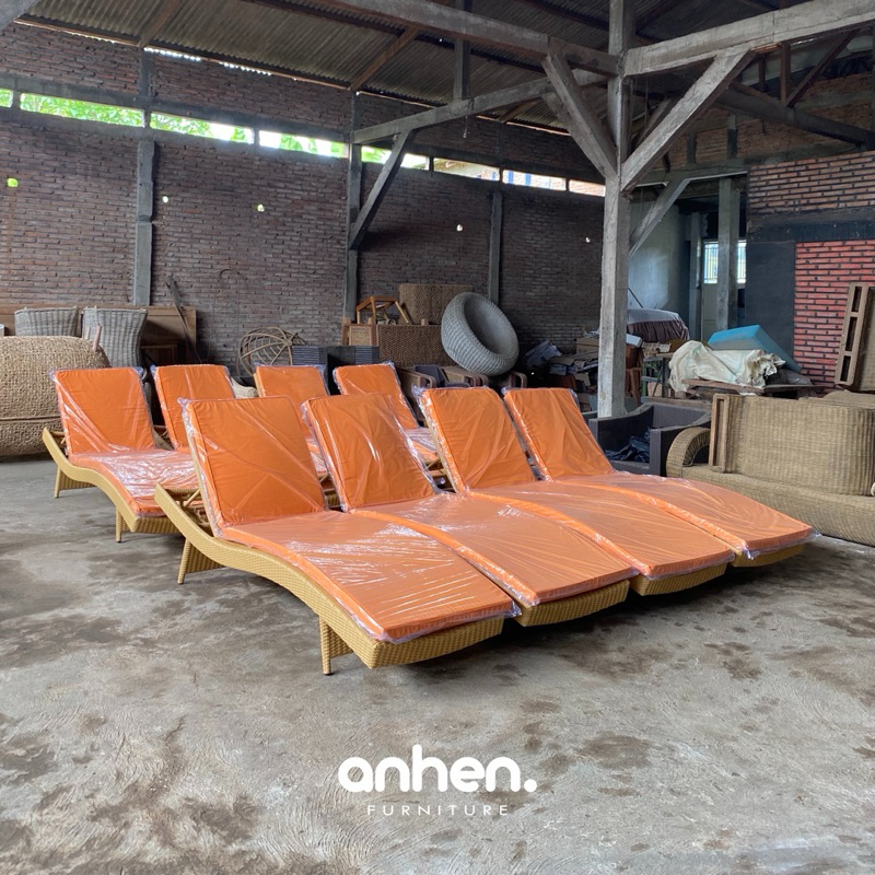 Sun Lounger Rotan Sintetis Premium / Kursi Berjemur Kolam Renang / Kursi Santai Outdoor Rotan Sintet