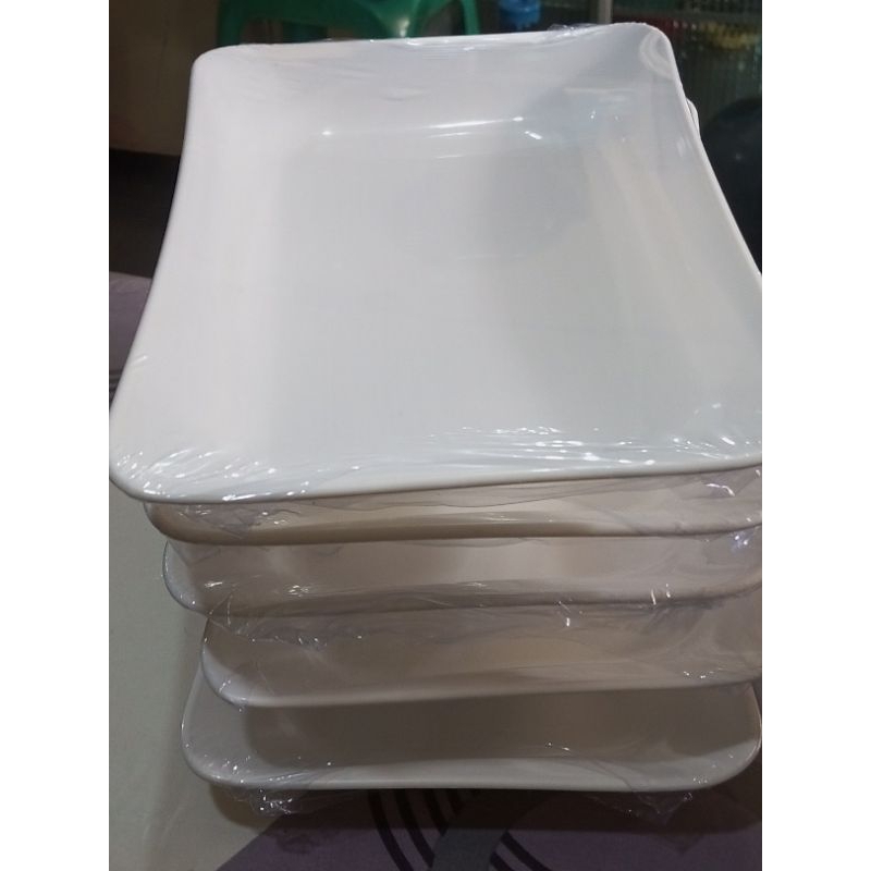 Piring Putih PoloS Ppanjang Untuk Kasih Makan Kucing