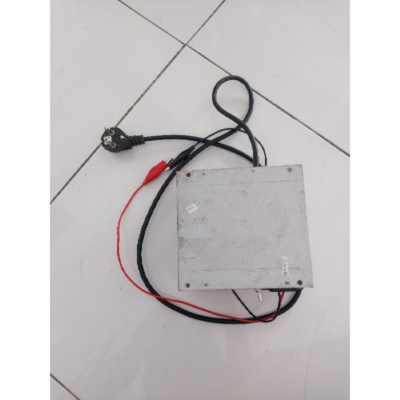 charger aki 12 v 7A bekas normal.tiggi box 8.5 cm.lebar 14 cm.panjang 15 cm