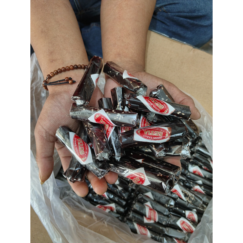 

DODOL GARUT KETAN HITAM WIJEN/DODOL WIJEN 1KG