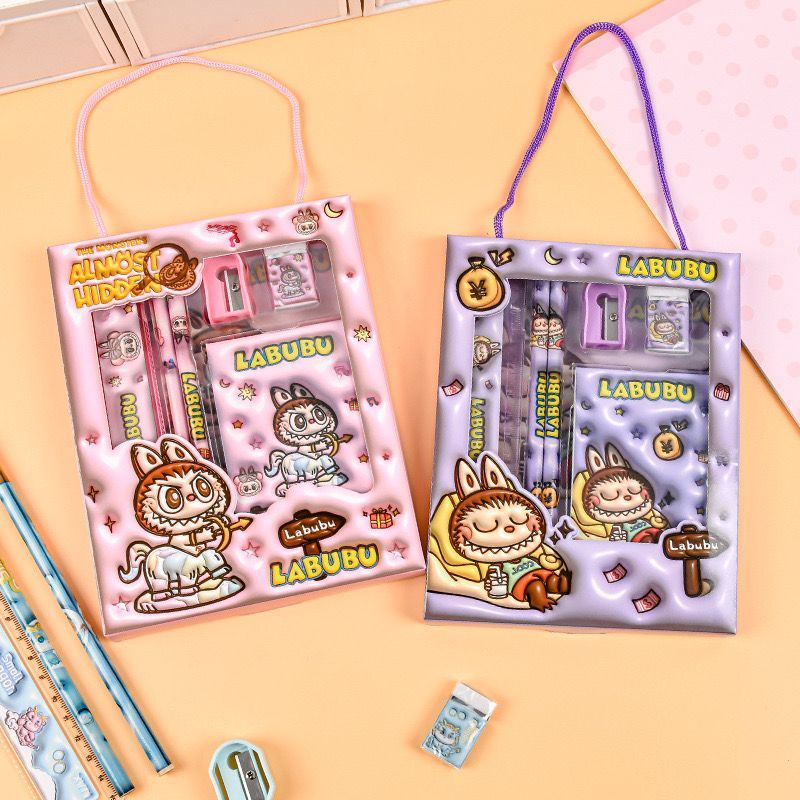 

STATIONARY SET KOTAK BESAR KARAKTER LABUBU 6 IN 1 #ST138 / ALAT TULIS ANAK / SOUVENIR ACARA HAMPERS KADO ULANG TAHUN ANAK PENSIL BUKU MINI PENGGARIS PERAUT BUKU