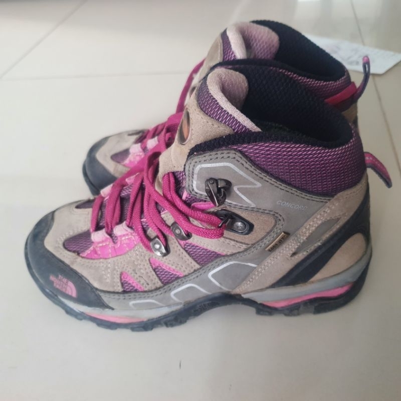 Preloved Sepatu Gunung Hiking The North Face TNF Pink Cewek Ukuran 38 Masih Mulus