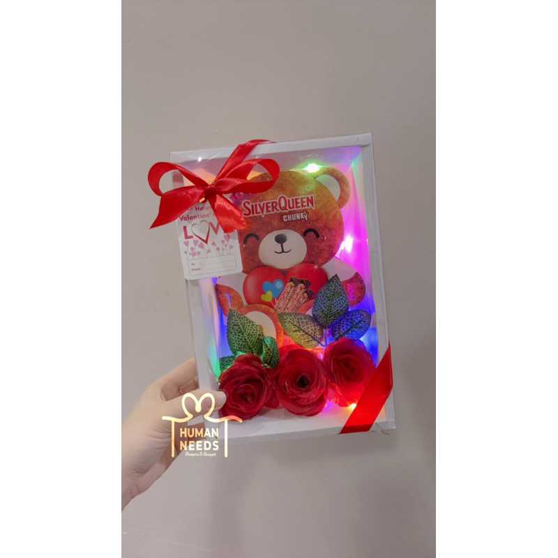 

[READY] Hampers Box Transparant isi bear silverqueen (3 chunky mini) bunga dan lampu led