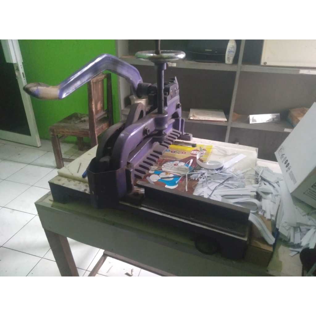 

mesin potong kertas besar