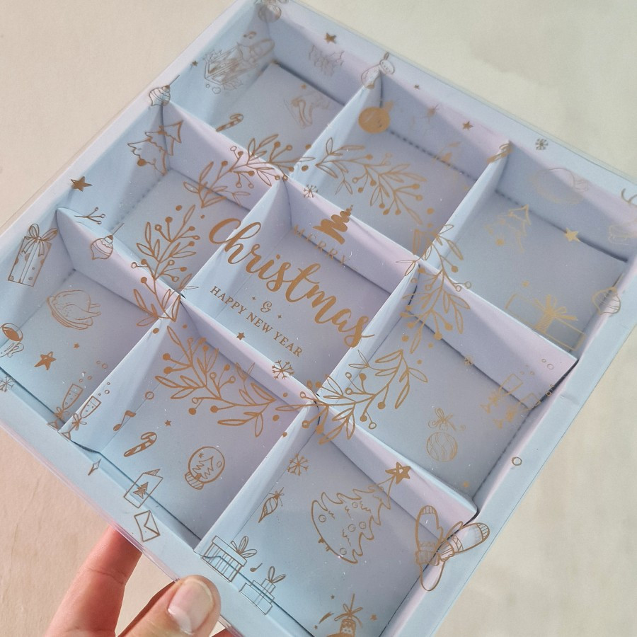 

( 5 Pcs ) Dus Hampers Mika Natal Sekat 9 Box Cake Christmas Putih Ukuran 7.3x7.3x4.5 cm