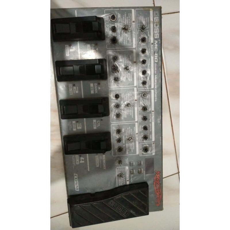 efek gitar boss me-80