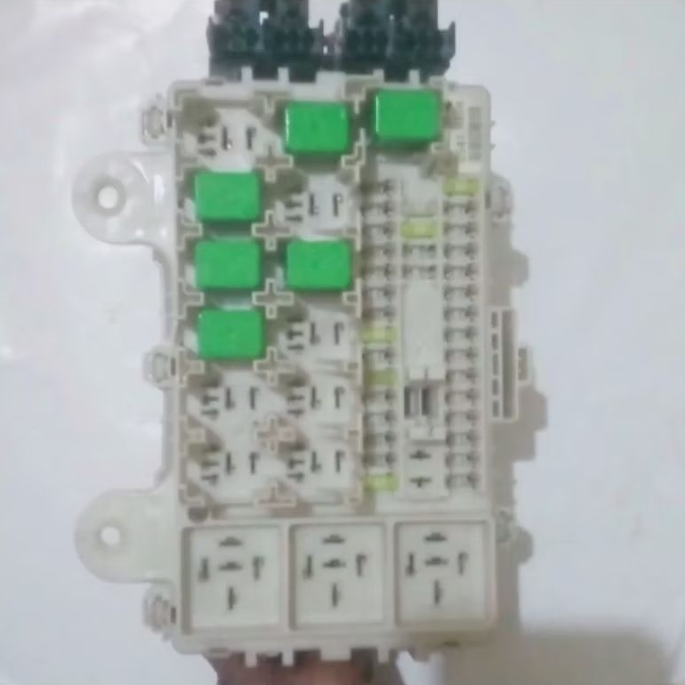 Fuse Box Sekring mobil Isuzu Giga.. Original