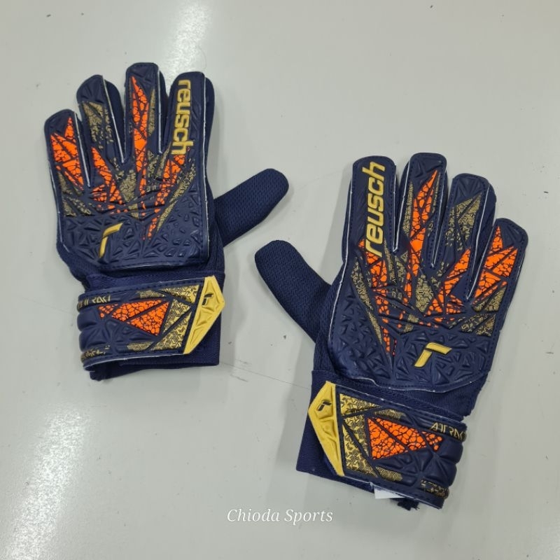 Sarung tangan sarungtangan kiper keeper goalkeeper glove gloves bola futsal soccer football  Reusch 