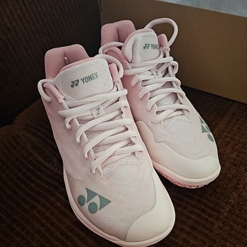 《EDISI KEKECILAN》Sepatu badminton Yonex power cushion aerus z2 / light pink ( Size 36)
