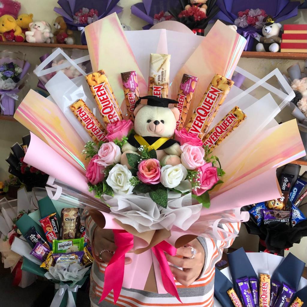 

Buket boneka wisuda coklat large / buket wisuda premium / buket graduation bandung / buket bandung