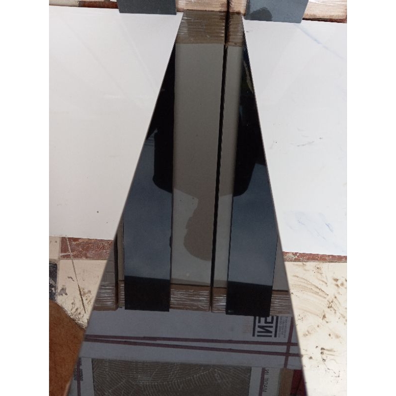 LIS PLIN GRANIT HITAM POLOS 10X60