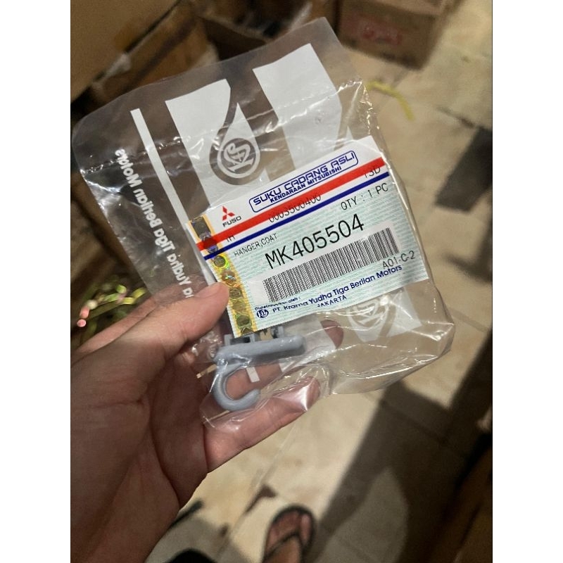 hanger plafon canter original MK405504 / cantolan baju canter / hanger gantungan baju canter / hange