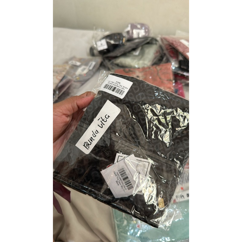 slip on tapis buttonscarves black preloved as is vvgc slip on buttonscarves