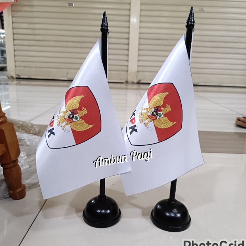 

best seller bendera logo KPK+tiang kayu meja