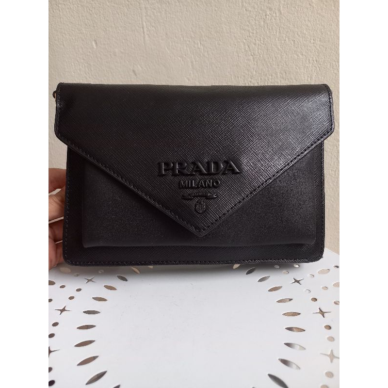 

Prada envelope mini size kurleb 20 x 12.5 bisa buat kepesta atau ootd juga ok
