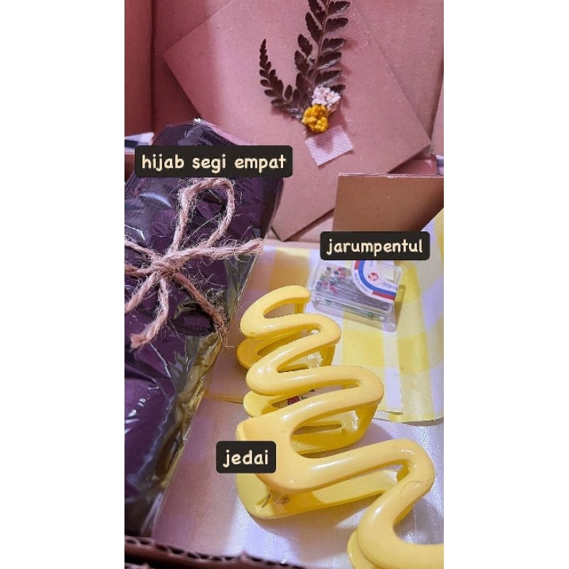 

Hampers Gift Box 20k / Hampers ulang tahun / Hampers Wisuda dll