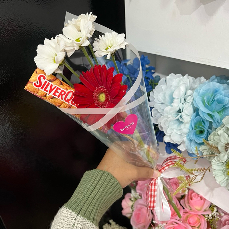 

(Jogja) Simple Garbera Aster with Chocolate Silverqueen