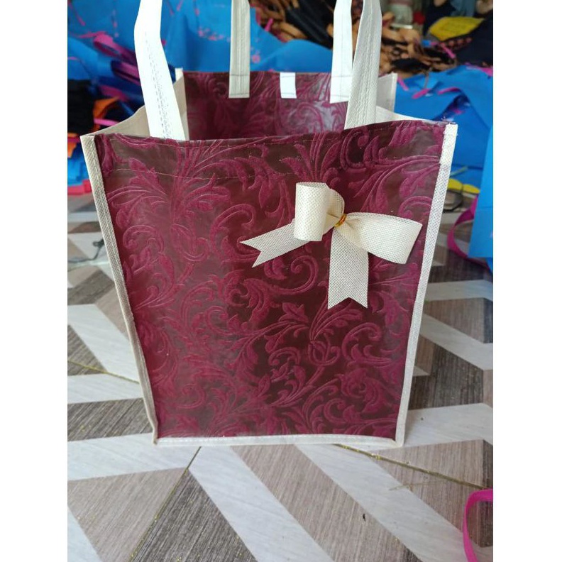 

ISI 1 LUSIN 12 PCS GOODIEBAG TAS HAJATAN MOTIF PITA 22x22 CM TINGGI 3 CM TAS HAJATAN TAS SPUNBOND TERRAH TAS HAJATAN TERRAH TAS PARCEL TAS HAJATAN KOTAK NASI TAS SPUNBOND NASI KOTAK TAS HAJATAN MEWAH TAS BERKAT GOODIEBAG LUSINAN