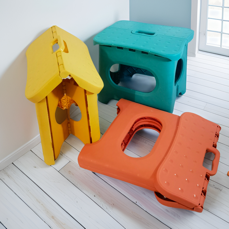 Bangku lipat portabel. Untuk orang dewasa. Kursi lipat seperti kursi lipat untuk bepergian dengan ke