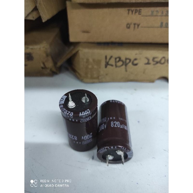 Capasitor 820uf 200V 2,5x4,5cm