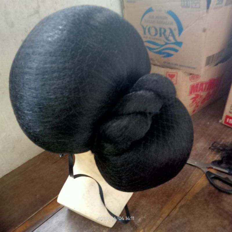 Sanggul. Wig model jawa
