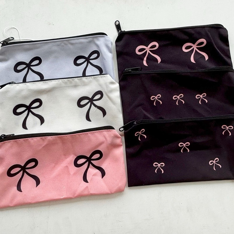 

Mocorie - Ribbon Pencil Case / Tempat Pensil Coquette / Tempat Pensil Motif Pita / Ribbon Pencil Case / Tempat Pensil Anak Sekolah Kuliah / Pouch Kosmetik Kecil / Tas Kosmetik / Dompet Coquette / Pouch Serbaguna / Alat Tulis Stationery