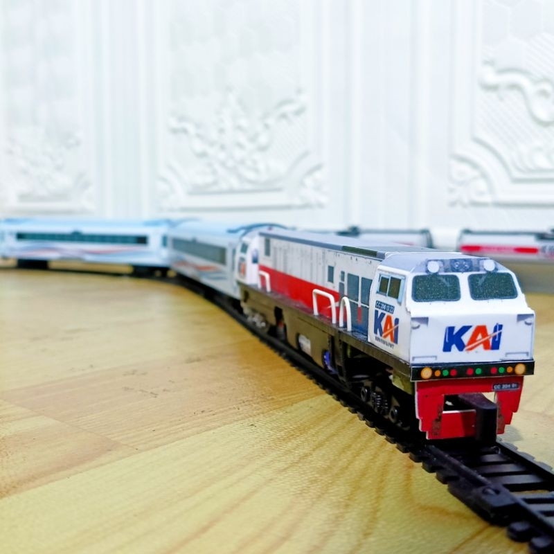 Kereta Api Indonesia Lokomotif CC206 rangkaian Gerbong Penumpang