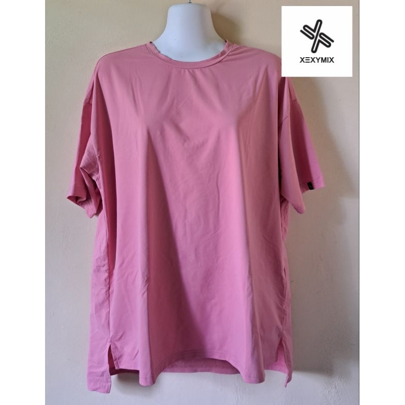 [PRELOVED/THRIFT] XEXYMIX BIG LOGO KAOS T-SHIRT OVERSIZED ATASAN SPORT SPORT OLAHRAGA WANITA WARNA P
