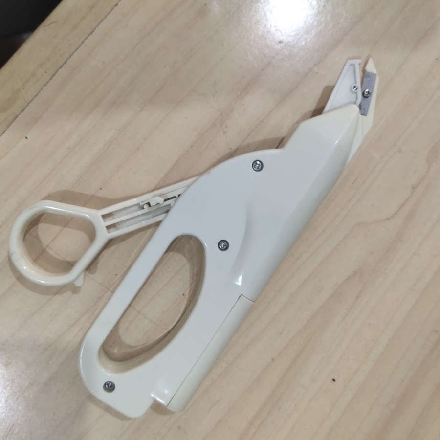 

Gunting Kertas Kain Elektrik Potong Bahan Electric Scissors Serbaguna Otomatis Baterai AA A2